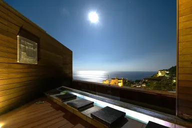 海や街並みを見渡せる屋上の「足湯スカイテラス」