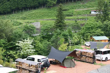 渓流を眺めるホーリーサイト