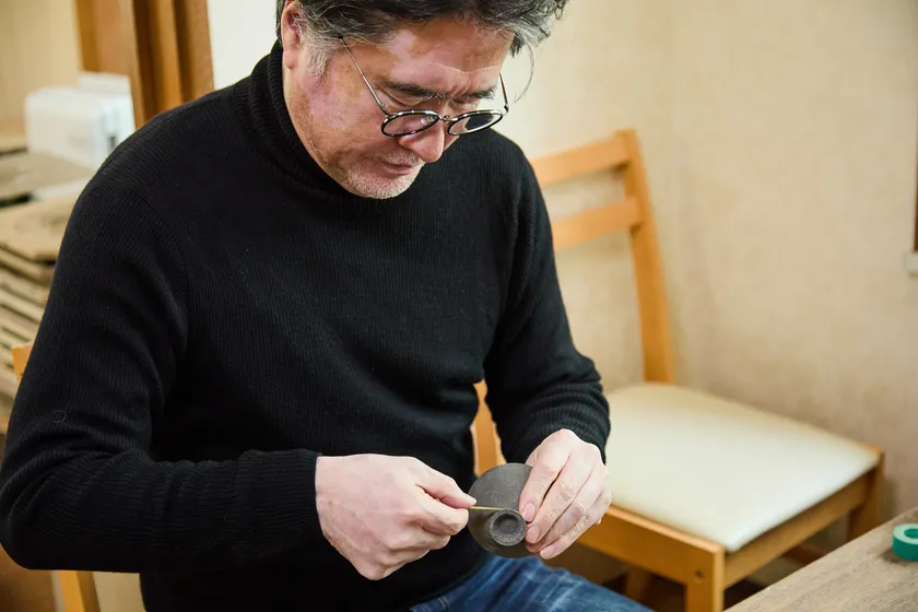 作業中の保立剛氏