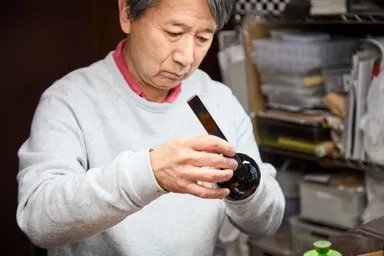 作業中の築地久弥氏