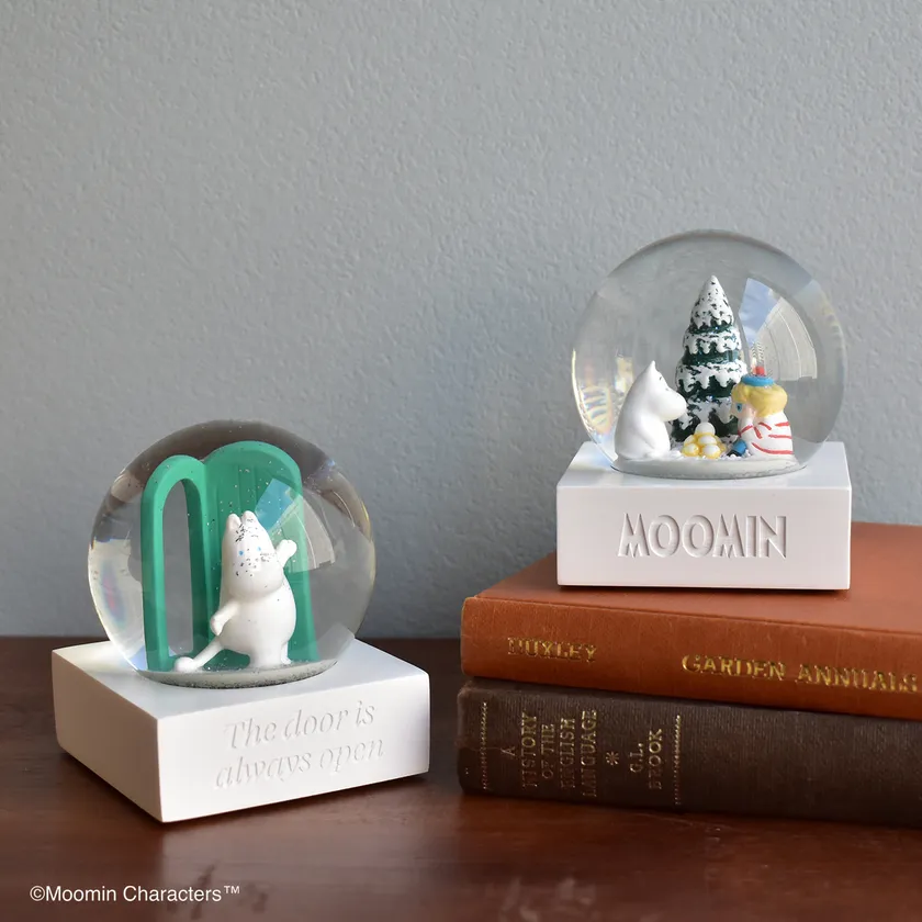 ムーミン スノードーム 80周年(左)、ムーミン スノードーム 雪玉(右)