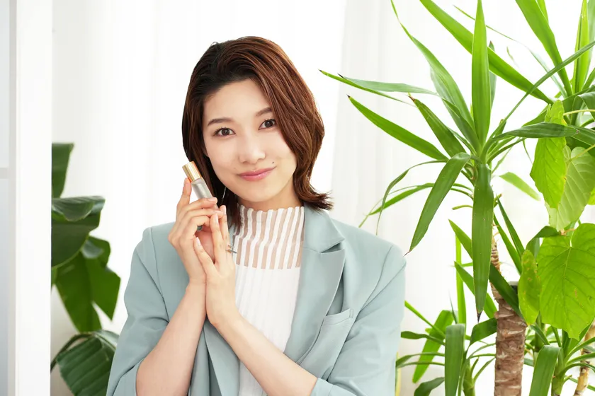 ロールオンパフュームを持つ天華えま