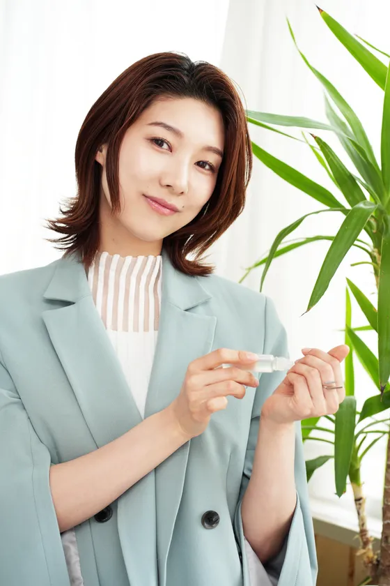 ロールオンパフュームを塗る天華えま