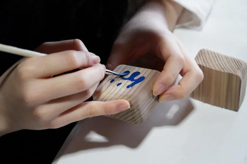 一つ一つ職人が絵付けを行う