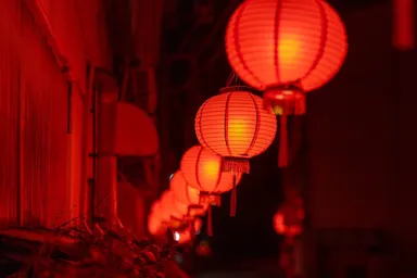 提灯が灯る街並み