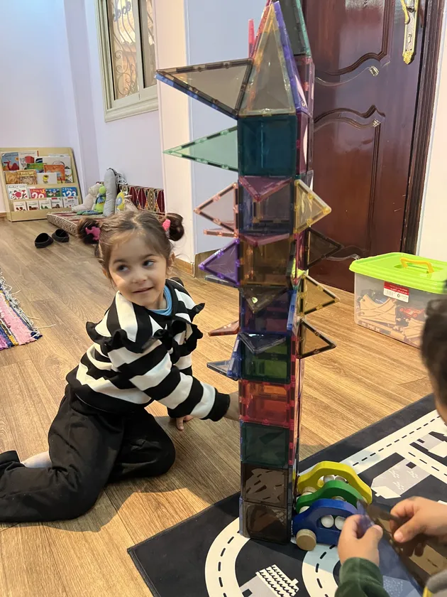 日本のおもちゃで遊ぶ子どもたち