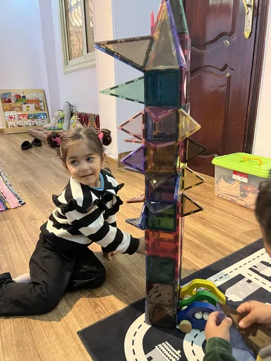 日本のおもちゃで遊ぶ子どもたち