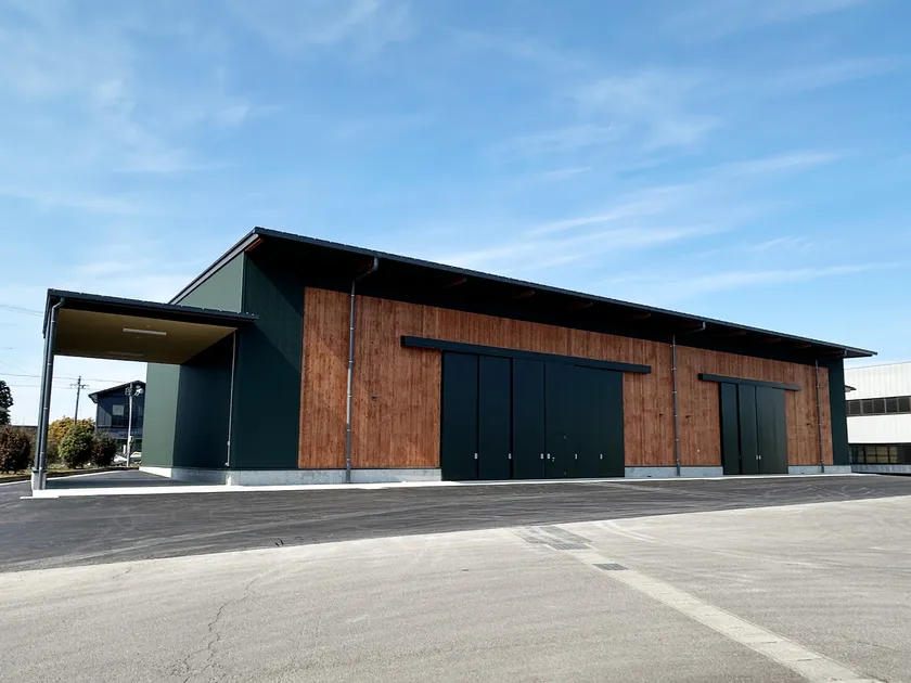 外部のCLT現し仕上げには、耐候性の高い木材保護塗料を使用