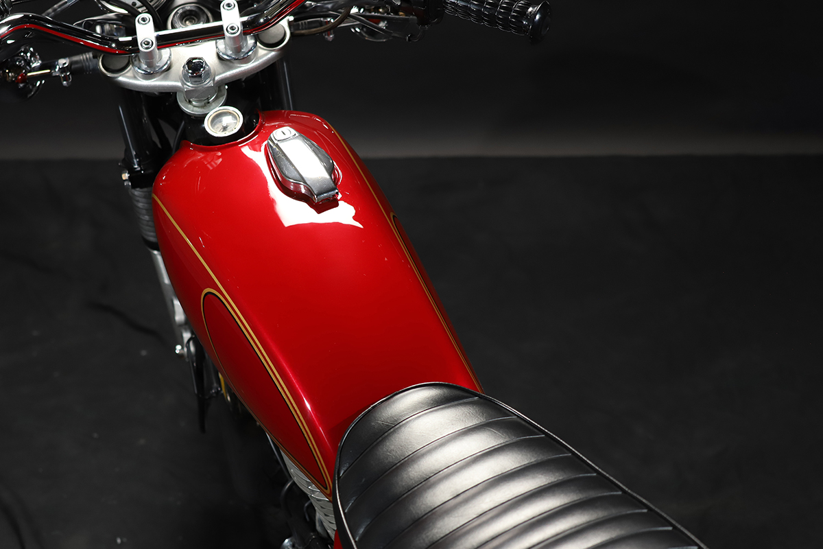 SR400FIモデル対応のガソリンタンク 「トラディショナルナロー