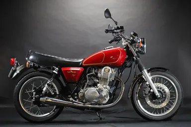 FIモデルのSR400に対応するタンクを1から型を起こし、ミリ単位で忠実に再現