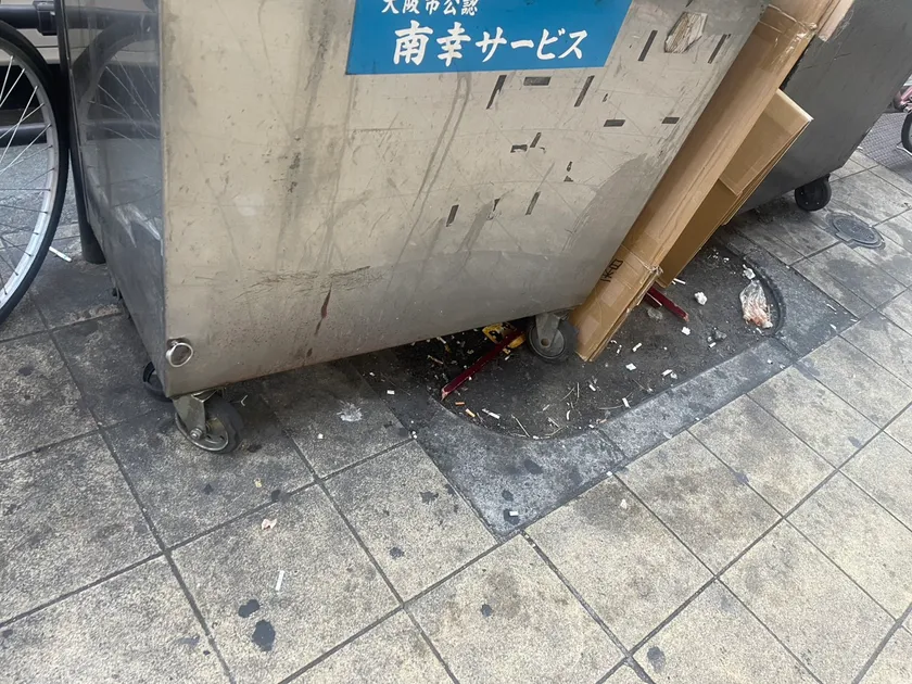 店前の吸い殻のポイ捨て
