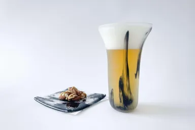 ビアグラスとおつまみ皿