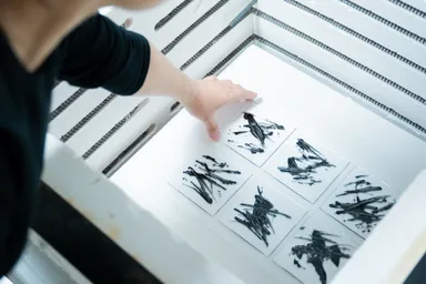 ガラスを窯で焼成