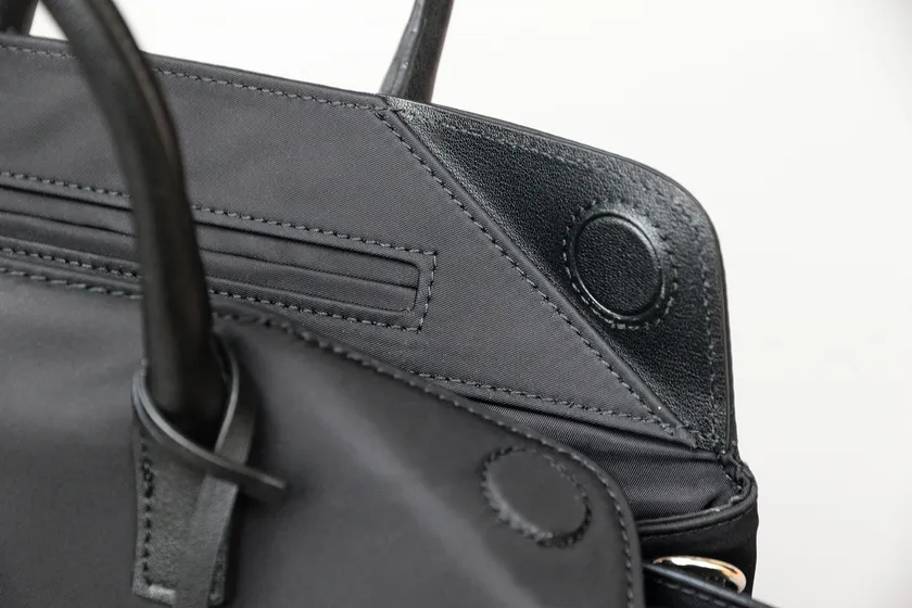 マグネットで簡単開閉※特許技術