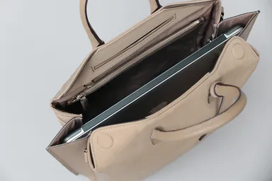 新感覚“挟めるマチ”でPCも自立します