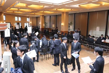 各企業ブースに多くの学生が参加 