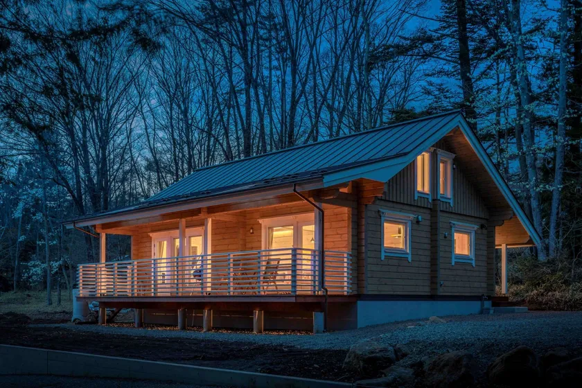 「Fils Cottage Yatsugatake」夜の外観