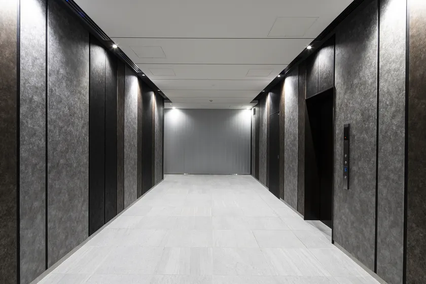 西側エントランス