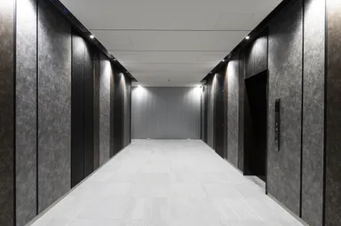 西側エントランス