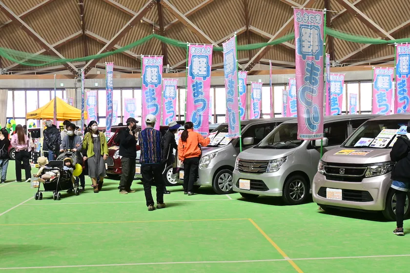 各メーカーの軽自動車を展示
