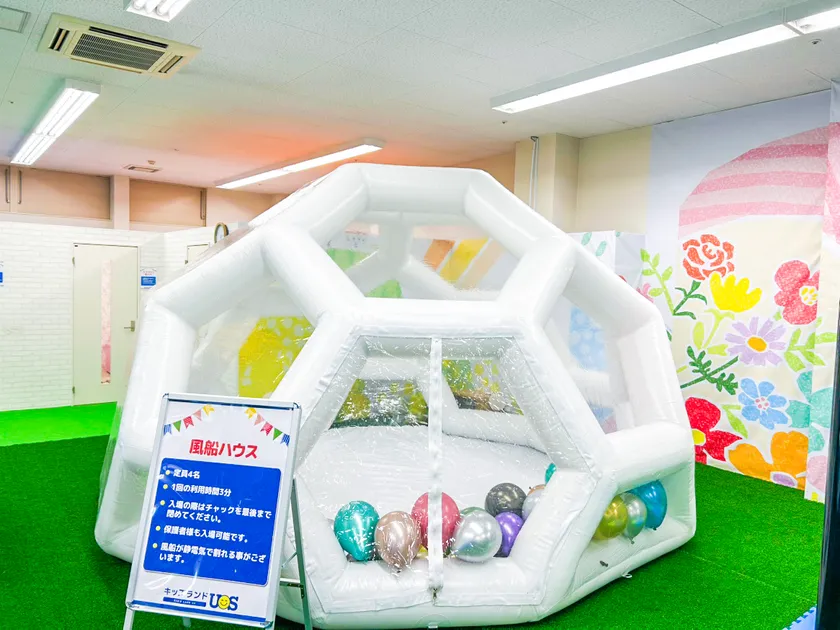 ふわふわの大きなバルーンの中に風船がいっぱい