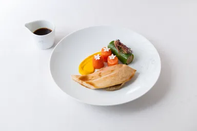 鶏胸肉のシュプレーム、肉汁のクリームソース、彩り野菜のブリュノワーズと生パスタ