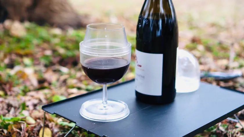 屋外でワインを飲んでいる様子