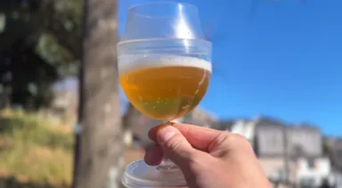 アウトドアでビールを注いでいる様子