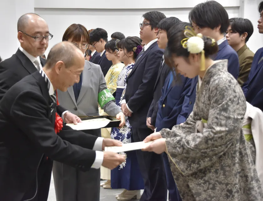 学長から学位記を手渡しで授与されている様子