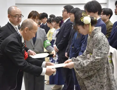 学長から学位記を手渡しで授与されている様子