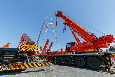 活躍するクレーン車