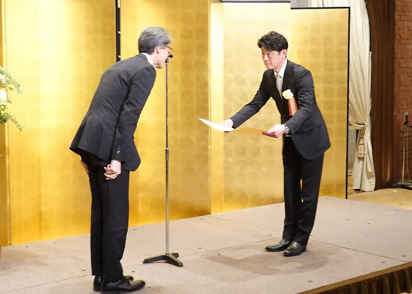 受賞を受ける平山代表