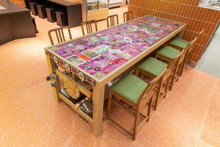 店舗中央の大テーブル