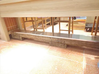 カウンター下に使用した枕木