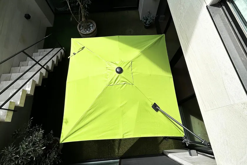 グリーンの中でも、流行りの「セージグリーン」を採用