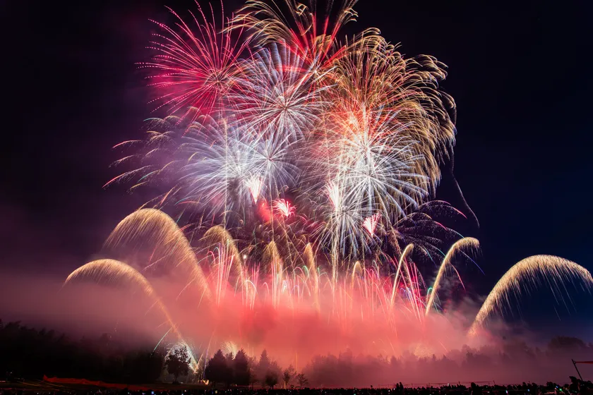 広大な大自然の中で音楽シンクロした打ち上げ花火