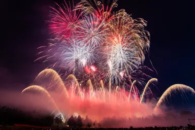 広大な大自然の中で音楽シンクロした打ち上げ花火