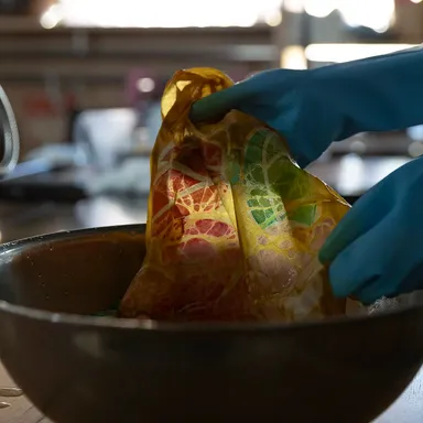 ろうけつ染め(染色作業)