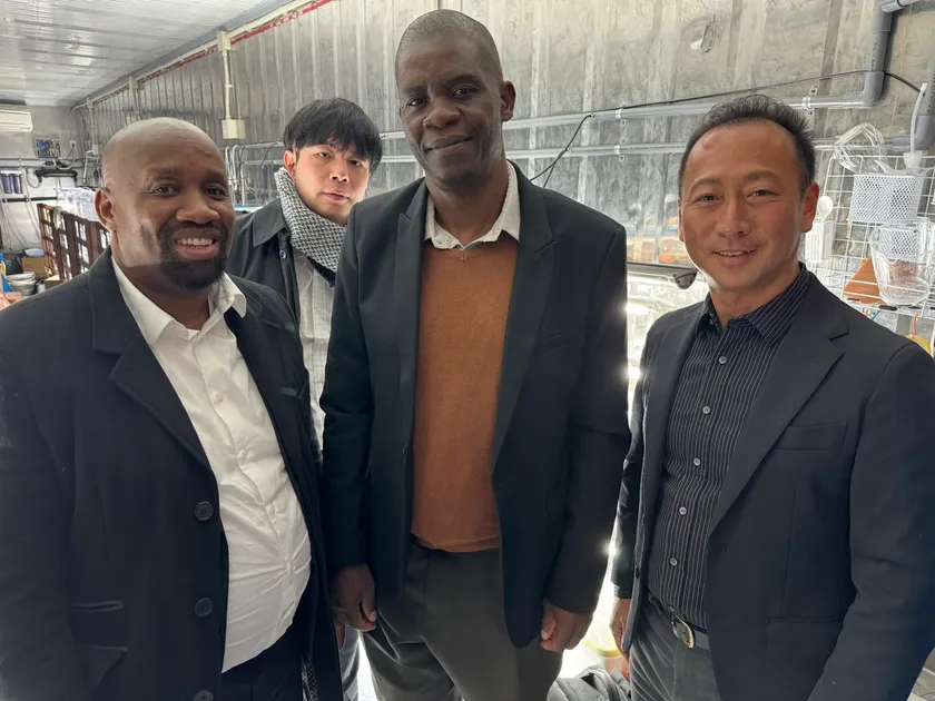 左からサム・レハレ氏(南アフリカ共和国農務省 国際貿易促進課 課長補佐) 五十幡 実氏(駐日南アフリカ共和国大使館 農林水産部 南アフリカ共和国農務省・ジャパンデスク リエゾンオフィサー) マルタ・ムズンガ氏(南アフリカ共和国農務省 検査検疫部 部長) 岩渕 琢磨(岩渕薬品株式会社 代表取締役社長)