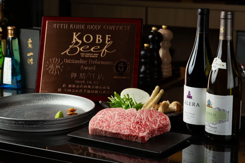 神戸牛ステーキや海鮮などのアラカルトも豊富に品揃え