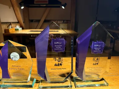 2023・2024・2025年受賞トロフィー