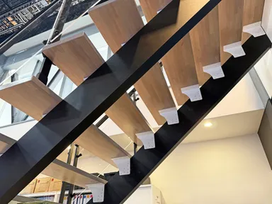 踏板は淡いグレー系で塗装　黒い桁に白金具がアクセント