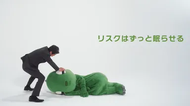 CMの1シーンでリスモングを起こそうと奮闘する岡部たかし氏