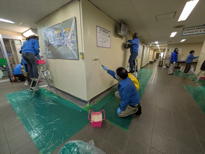旭区役所の地下通路の壁塗装
