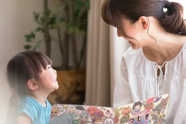 親子で絵本を読む イメージ