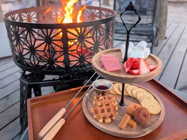 ◆たき火でスモア！いちごアフタヌーンティーセット　2,400円(税込)