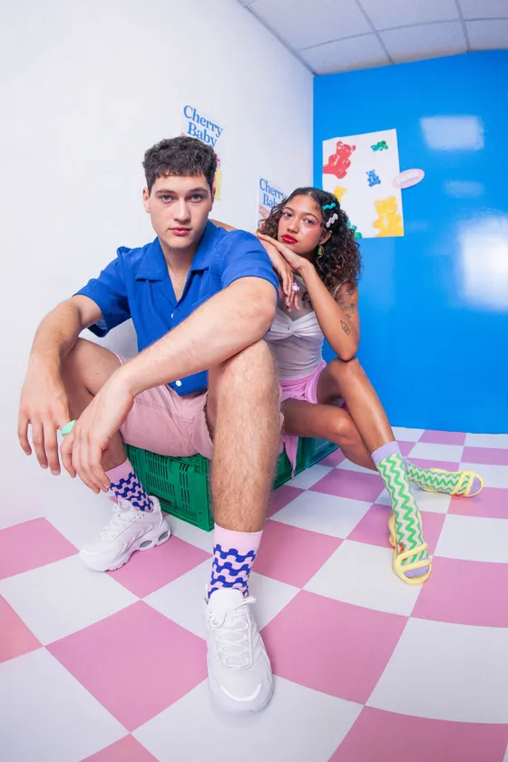 「EAT MY SOCKS」着用イメージ Jelly Bears(右)/Sweet Mallow(左)