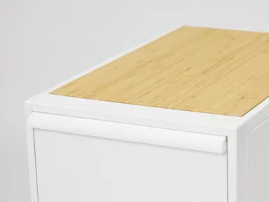 竹製天板を載せると凹凸が少なくなるため、ホコリなどもサッと拭き取れます