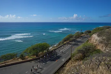 ダイヤモンドヘッドあたりを走るランナー