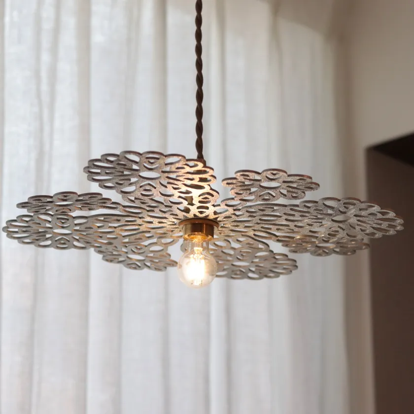 錫のペンダントライト 花1